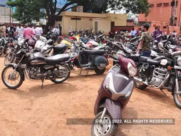 Effect of petrol price hike, Employees leaving bike and riding on horse came out to collect electricity bill