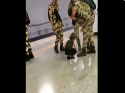 Little Girl Touched Army Jawan Feet Emotional Video Goes Viral Little Girl Touched Army Jawan Feet Emotional Video Goes Viral