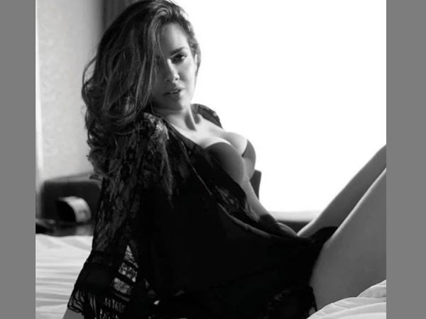 Esha Gupta Bold photo