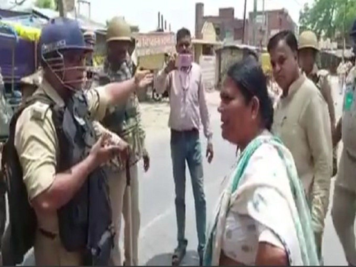 Etawah SP video 'सर इन लोगों ने मुझे पत्थर मारे, बीजेपी वाले बम भी लेकर
