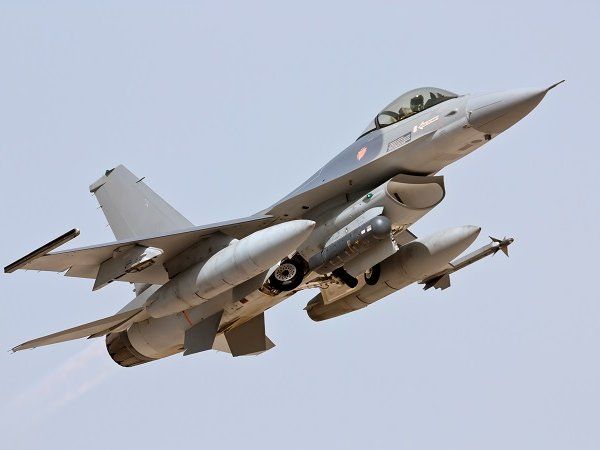 Pakistan F-16 fighter jet crash