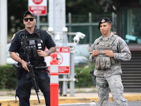 US: फ्लोरिडा में नौसेना के बेस में गोलीबारी में 3 की मौत की खबर, 9 लोग हुए घायल