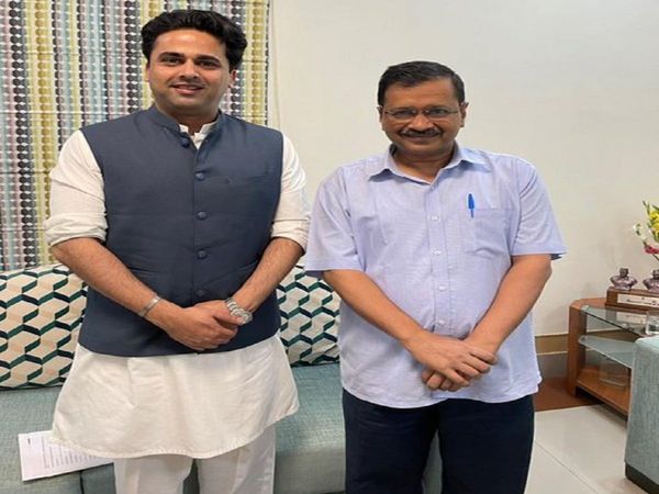 Speculation mounts as Ahmed Patel's son Faisal meets CM Arvind Kejriwal