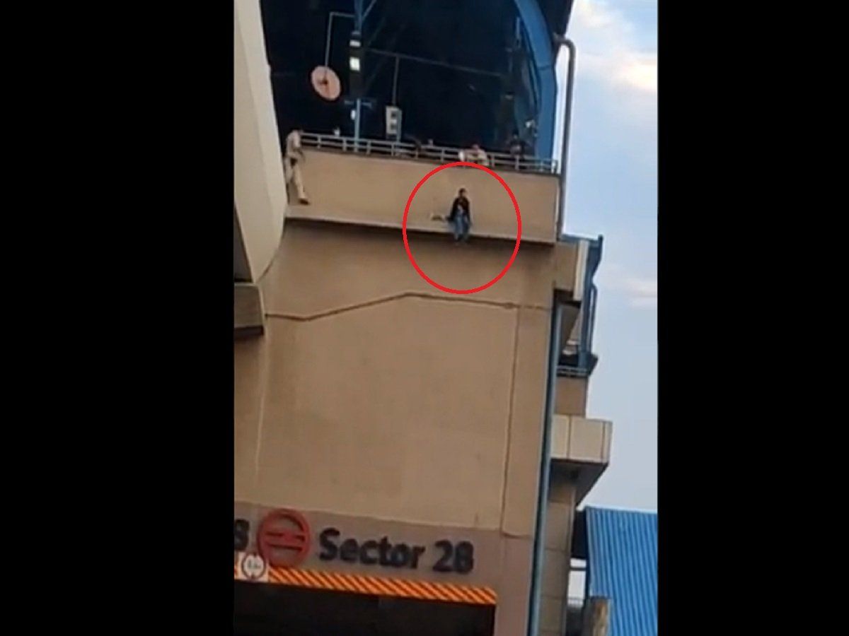 VIDEO: बॉस की डांट से नाराज युवती आत्महत्या के लिए मेट्रो स्टेशन के छज्जे पर चढ़ी, वायरल हुआ वीडियो