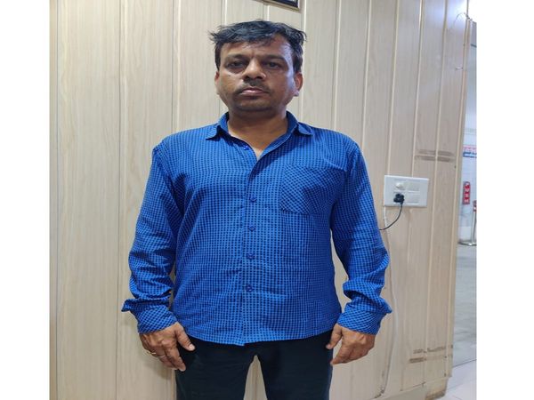 A person introducing himself as PA to Railway Minister, arrested by police in delhi