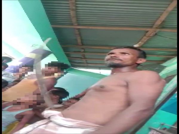 Bihar Father reached his child's school with a sword and threatened teachers in Araria