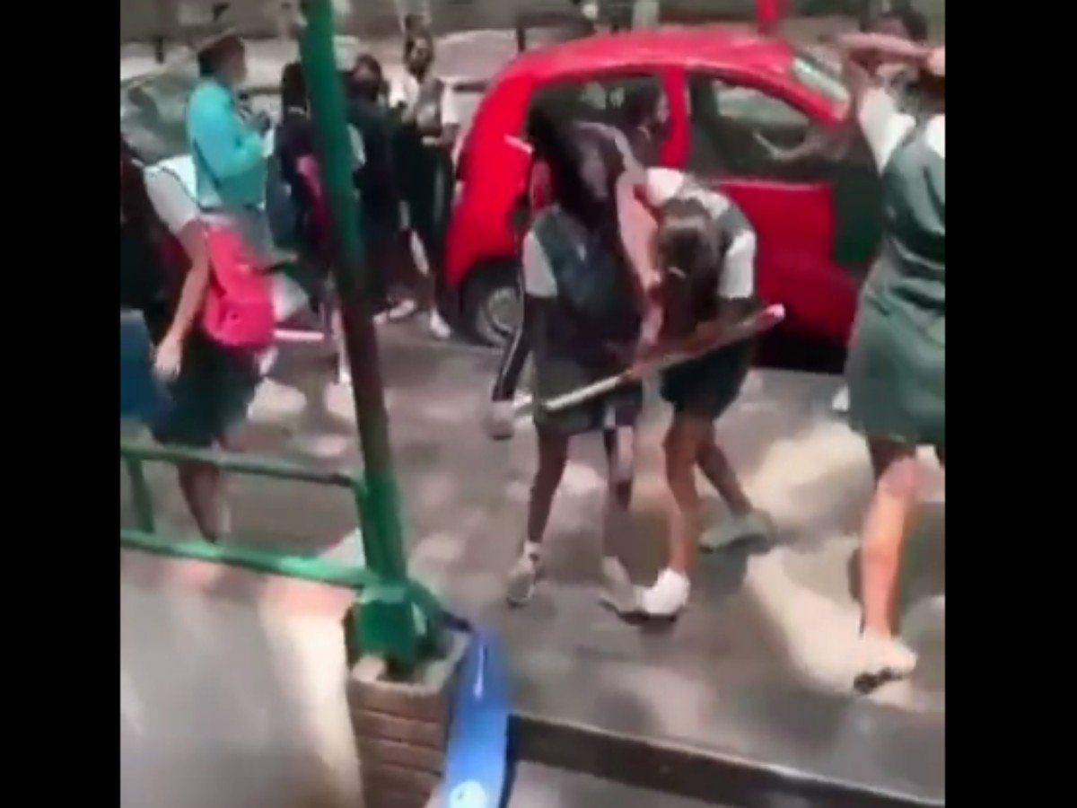 Viral: स्कूली लड़कियों के बीच 'गैंगवार', जमकर चले लात-घूसे और डंडे, दिमाग घुमा देगा वीडियो