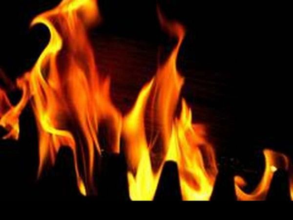 Maharashtra Woman dies due to fire in bungalow 4 people including son seriously scorched