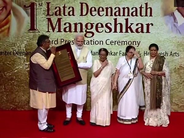PM Modi received the first Lata Deenanath Mangeshkar Award, said - Lata didi was my elder sister along with melody queen