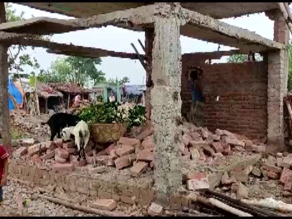 In a village of Bhagalpur, Bihar, the villagers themselves demolished their houses, this is the reason
