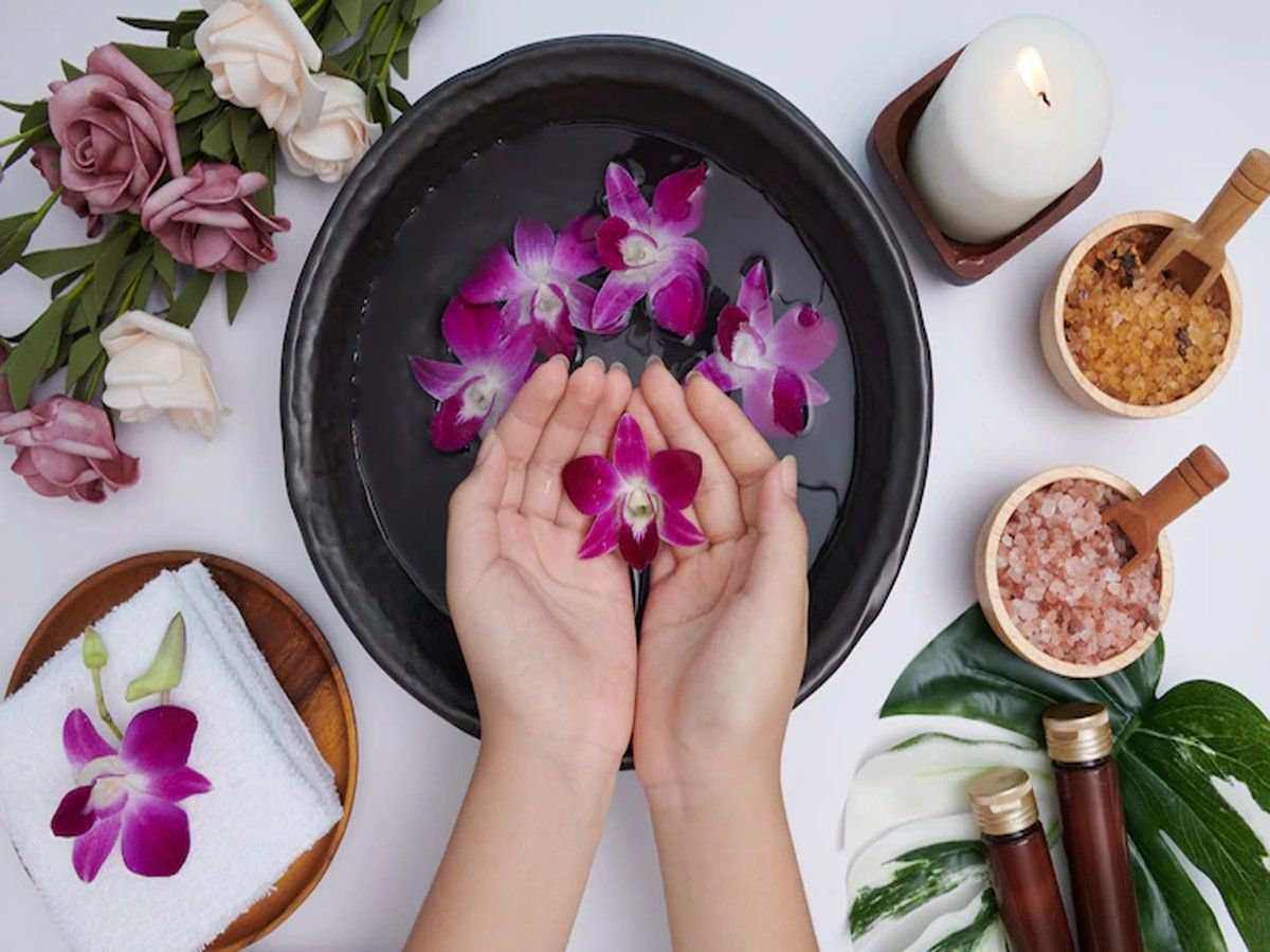 Flowers therapy Tips: फूलों से बढ़ेगी खूबसूरती, जानें कौन सा फूल कैसे दूर करता है ब्यूटी प्रॉब्लम
