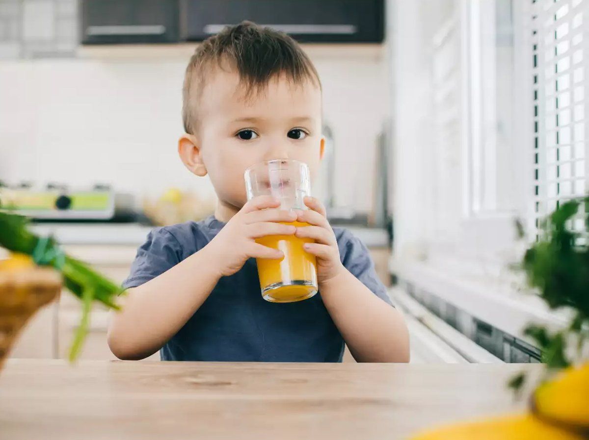 Fruit Juice for Kids: बच्चों के लिए घातक हो सकता है फलों का जूस, अगर आप कर रहे हैं ये गलती तो हो जाएं सावधान