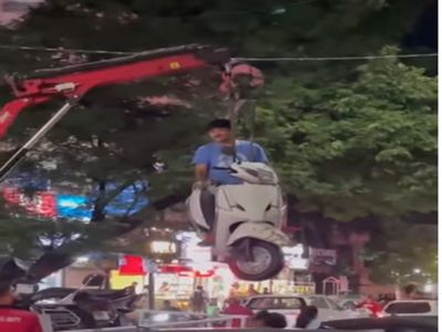 man hanging in the air with scooty watch Viral Video man hanging in the air with scooty watch Viral Video