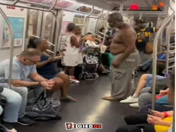 Man Snatching Food In Metro Then What Happened Watch Viral Video