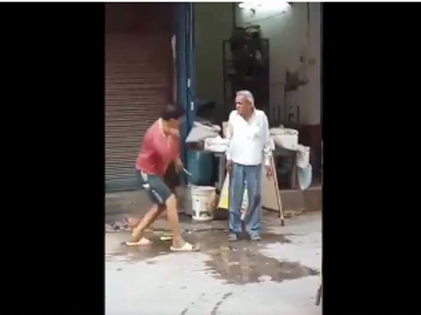 गाजियाबाद की किराना मंडी में एक 75 साल के बुजुर्ग की पिटाई की गई