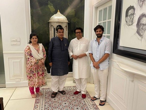Nitin Gadkari met Maharashtra Navnirman Sena chief Raj Thackeray at his residence in Mumbai