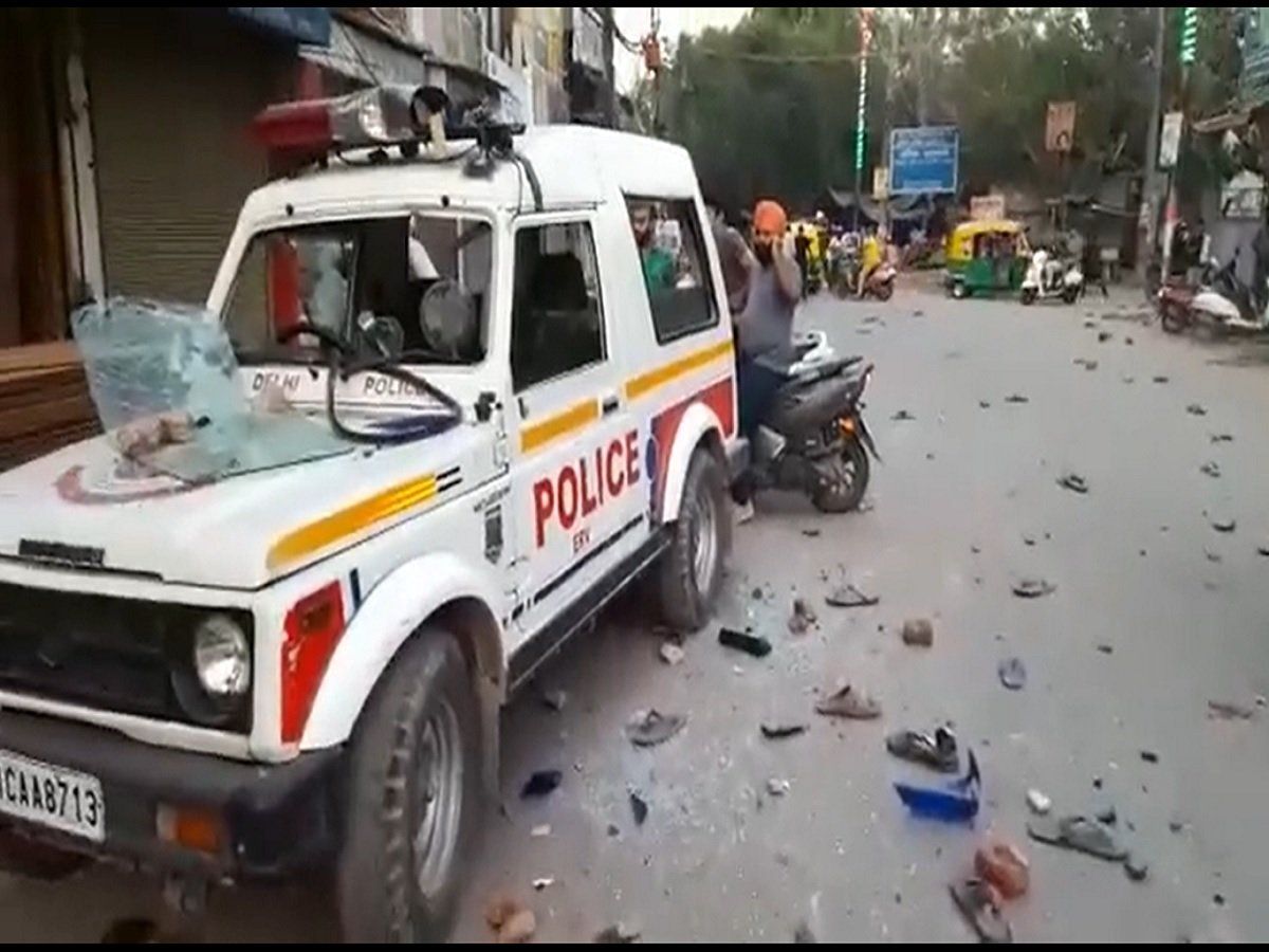 Delhi: गांधीनगर में महिला की हत्या को लेकर बवाल, कैंडल मार्च निकाल रही भीड़ ने पुलिस पर किया पथराव