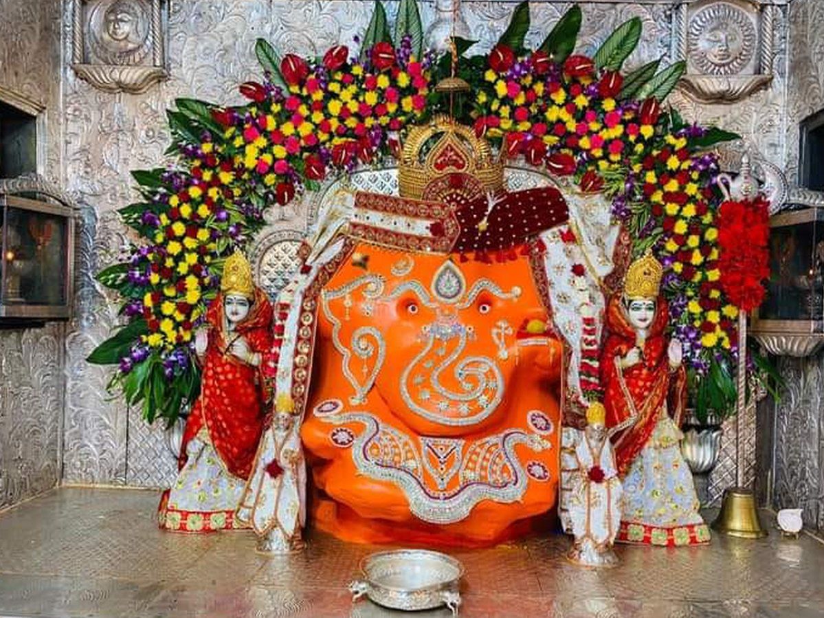 Ganesh Chaturthi: खजराना में 'गणपति बप्पा' को बुधवार को पहनाया गया करोड़ों का गोल्ड, हुआ अनूठा शृंगार, इतना लगा समय