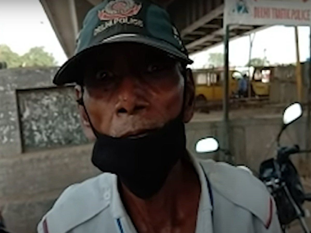 बेटे को सड़क हादसे में खोया…अब 32 साल से बिना तनख्वाह ट्रैफिक संभाल रहे हैं गंगाराम, दिल्ली के लिए बने मिसाल 2 75 Years Gangaram Managing Traffic Without Salary