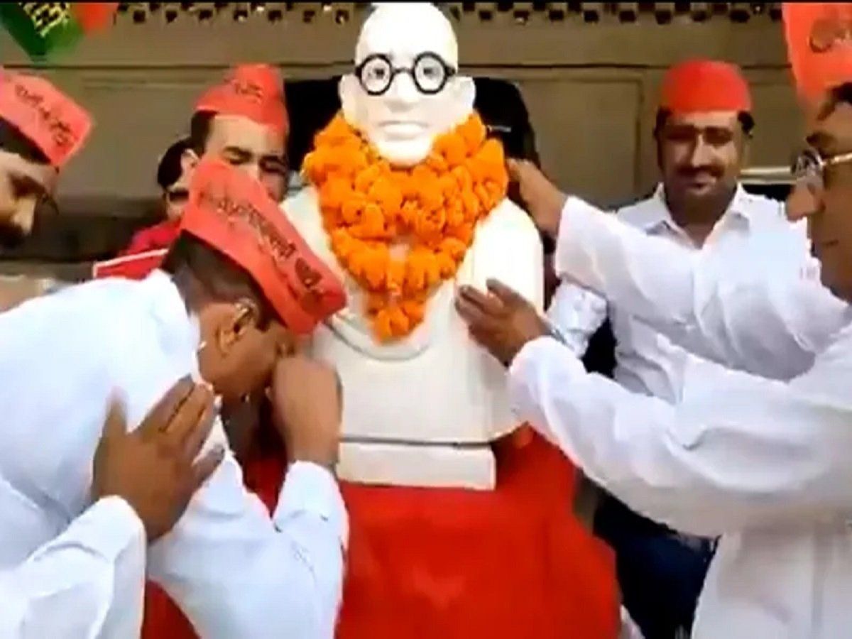 गांधी की मूर्ति पकड़कर ‘बापू-बापू’ कहते हुए रो पड़े सपा नेता गालिब, Video देख लोग बोले- ऑस्कर में भेजो
