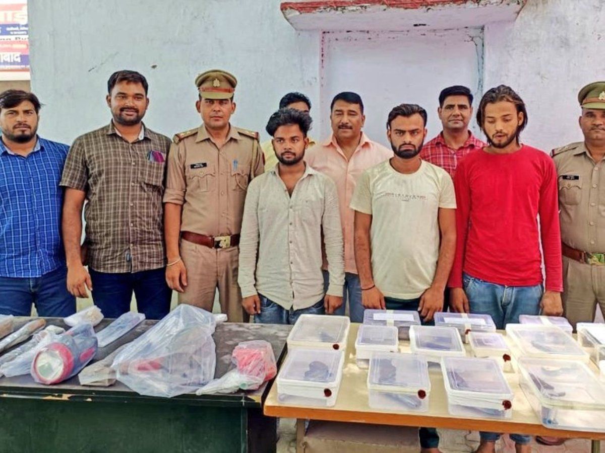 Ghaziabad Police: जंगल में चल रही थी तमंचा फैक्ट्री, पुलिस ने मारा छापा तो अवैध हथियार देख रह गई दंग