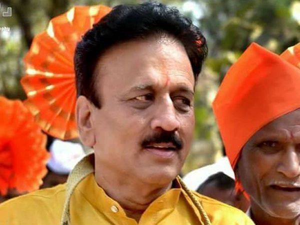 Maharashtra : Girish Mahajan catches live 5 feet snake in Jamner