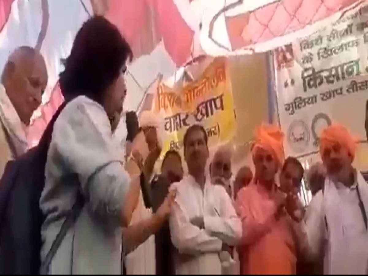 Video: छात्रा ने मंच पर आकर टिकैत से पूछे तीखे सवाल, निरूत्तर हुए तो छीन लिया माइक