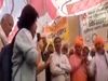 Girl came on Farmers stage and asked tough questions to Rakesh Tikait, Video goes viral on Social Media