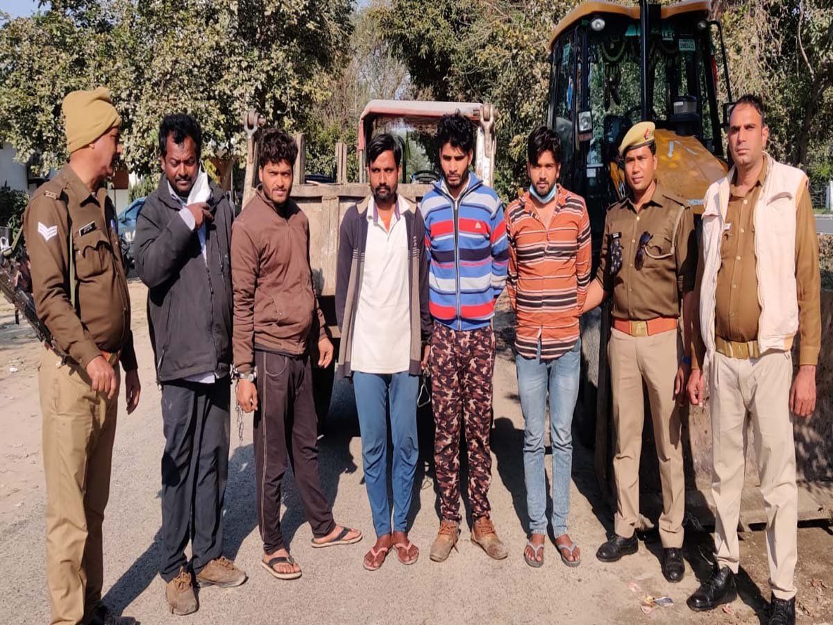 Greater Noida Thieves Caught With Tractor And JCB Police Arrested Five ...