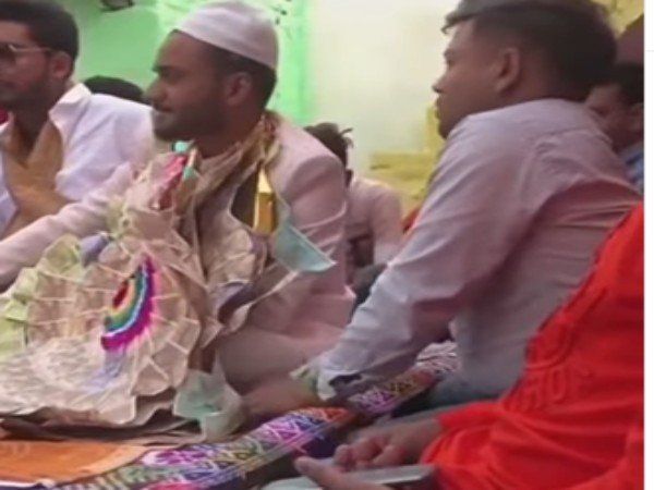 नोटों की माला पहनकर बैठा था दूल्हा, चुपके से दोस्त ने कर दी सेंधमारी, वीडियो देख कहेंगे- 'हर एक फ्रेंड...'
