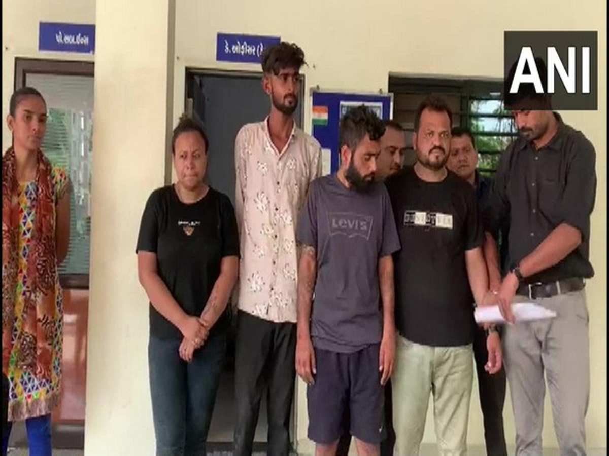 Gujarat: वडोदरा में लाखों रुपए के नशीले पदार्थों की तस्करी के आरोप में 4 ड्रग तस्कर गिरफ्तार