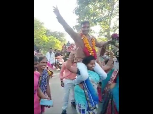 Viral Video mother in law carried son in law on her shoulder On winning election Viral Video in Hindi
