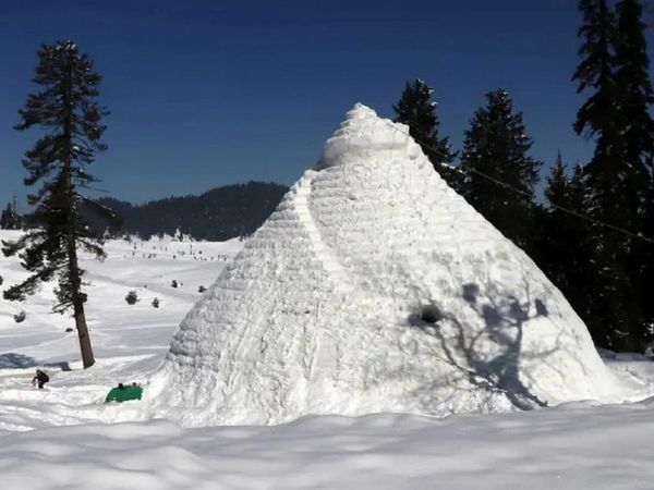 J&K: गुलमर्ग में दुनिया का सबेस बड़ा इग्‍लू कैफे, पर्यटकों के आकर्षण का बना केंद्र