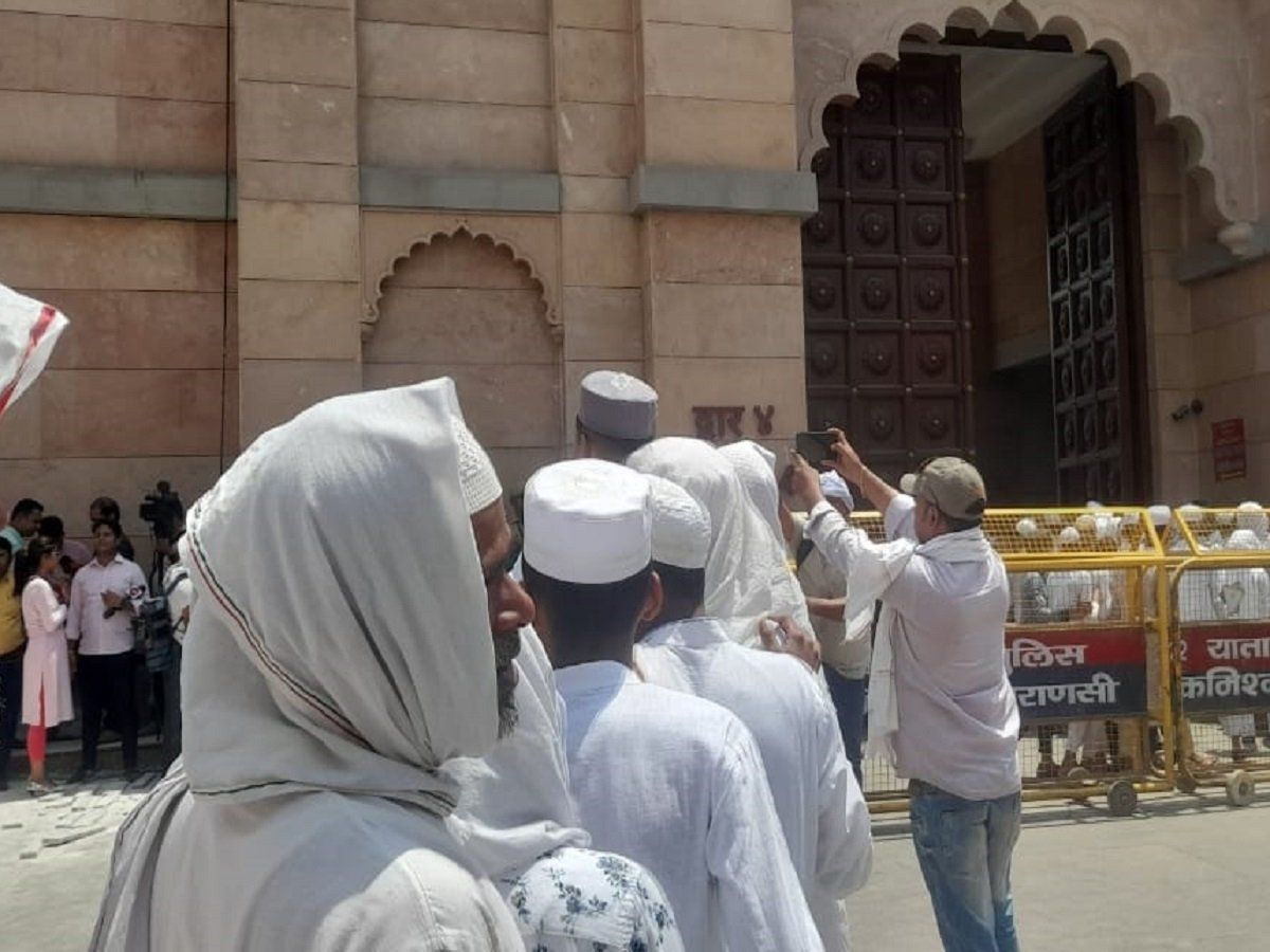 Varanasi: ज्ञानवापी मस्जिद परिसर में सर्वे का आज दूसरा दिन, बाहर सुरक्षा के 3 घेरे बनाए गए, नहीं बदले गए कोर्ट कमिश्नर