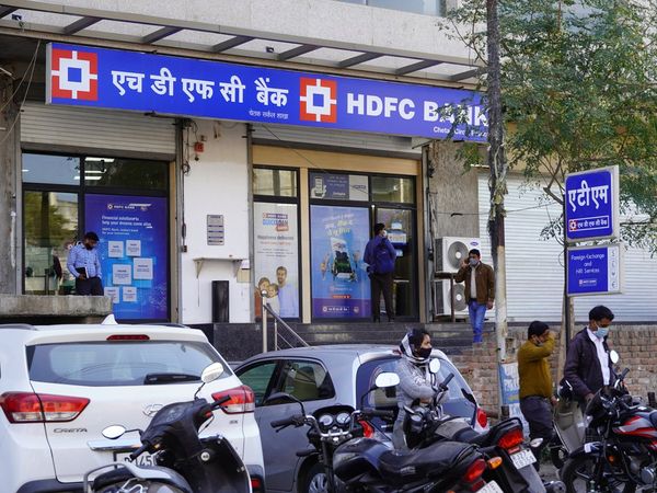 RBI lifts ban, HDFC Bank issues 4 lakh new credit cards