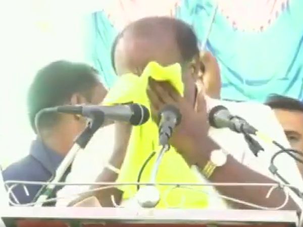 Kumaraswamy again breaks down: कुमारस्वामी फिर रोए, बोले- मैं सीएम पद नहीं, सिर्फ आपका प्यार चाहता हूं