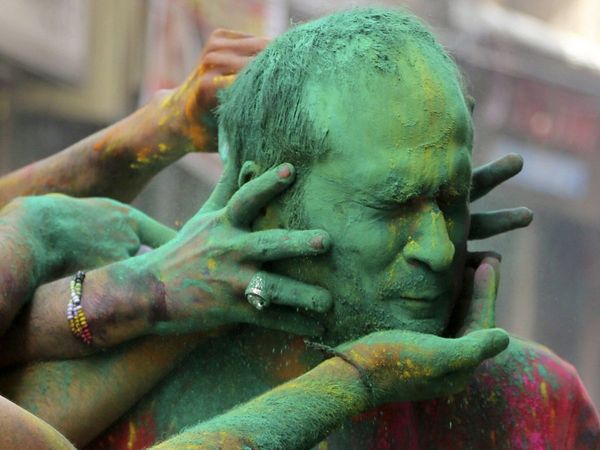 How To Take Off Holi Colours Safely, Know the Simple tips