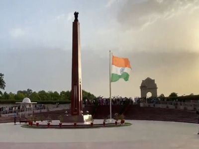 भारत की आजादी के 75 साल पूरे होने पर लोग बदल रहे हैं तिरंगा लगाकर अपनी डीपी भारत की आजादी के 75 साल पूरे होने पर लोग बदल रहे हैं तिरंगा लगाकर अपनी डीपी