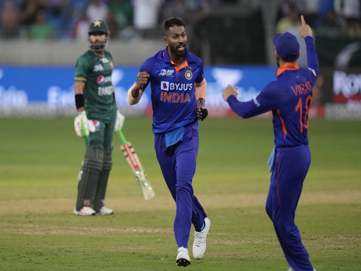 IND vs PAK: हार्दिक पांड्या ने मचाया गेंदों से कहर, 3 विकेट लेकर तोड़ी पाकिस्तान की कमर