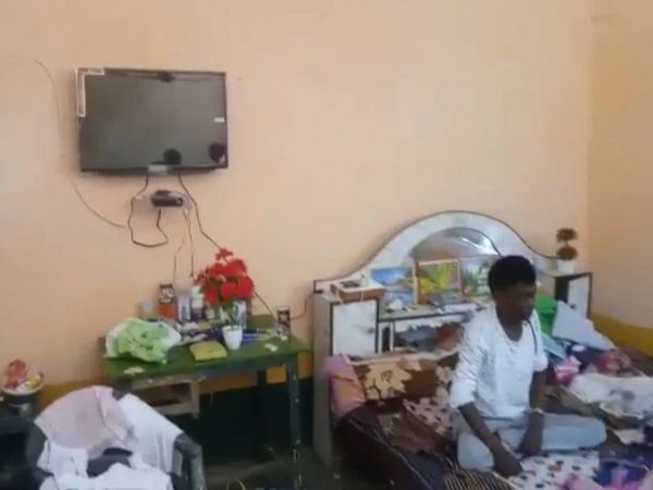 After fight with wife, teacher made residence in the school room in Hardoi, UP