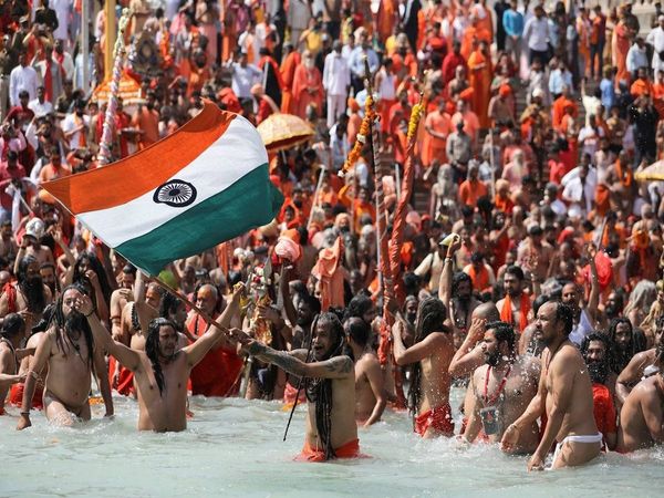 First Shahi Snan of Mahakumbh held in Haridwar see the Amazing photos of Kumbh 2021