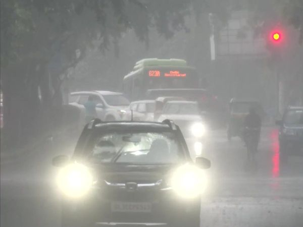Heavy rain in Delhi, traffic badly affected, yellow alert issued for Saturday also, go for a journey wisely