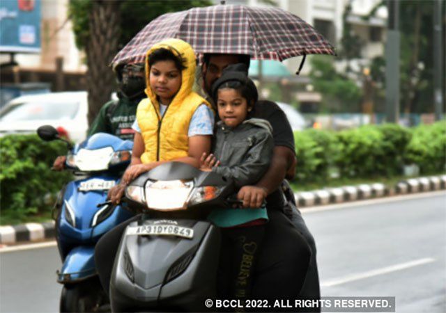 Helmet For Child: बाइक पर छोटे बच्चों के लिए भी हेलमेट, स्पीड भी 40 Km से ना हो ज्यादा, जानें ये ट्रैफिक नियम