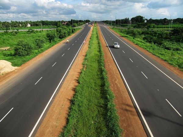 Construction Lucknow-Kanpur Expressway 