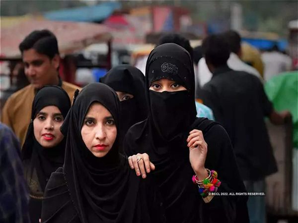 Karnataka 6 Muslim girls suspended from college in Dakshina Kannada wearing dupatta in their dress as hijab
