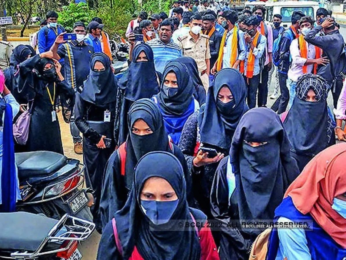 Hijab Row: हाईकोर्ट के फैसले को चुनौती देने वाली अर्जी पर सुप्रीम कोर्ट ने सुनवाई से किया इनकार