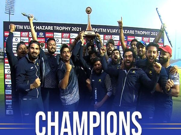 Himachal-pradesh-cricket-team-with-Vijay-Hazare-Trophy