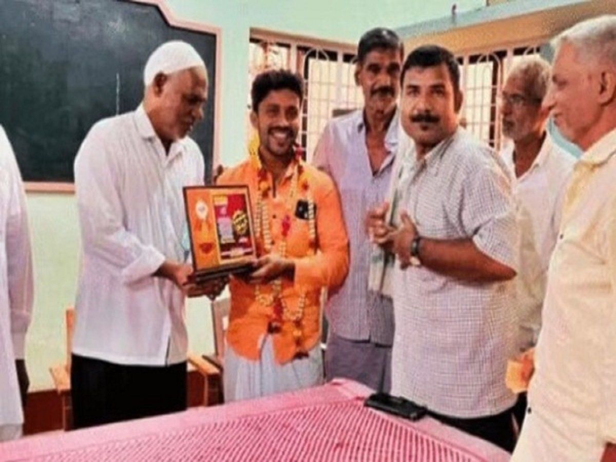 नवविवाहित हिंदू युवक ने मस्जिद में दी इफ्तार पार्टी, कई मुस्लिम दोस्त नहीं हो सके थे शादी में शामिल