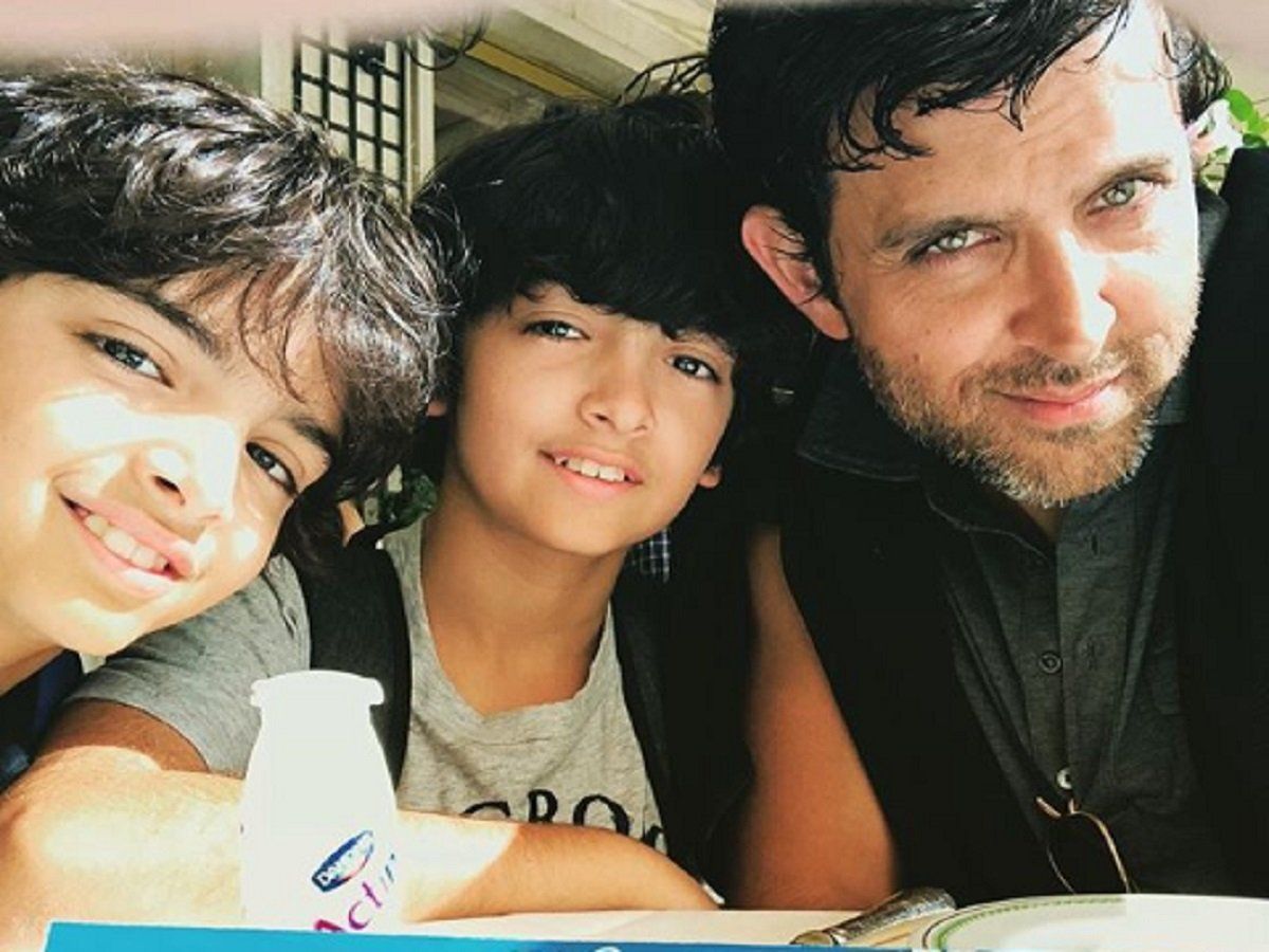 Hrithik Roshan Shares Funny Video Of Son Bollywood Actor Hrithik Roshan Shares A Hilarious Video Of Son Hridaan ऋत क र शन न श यर क य ब ट र द न क फन Video एयरप र ट पर चलत चलत आ