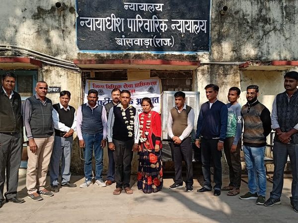 Separated husband and wife got married again in court, judge and lawyer became baraati 